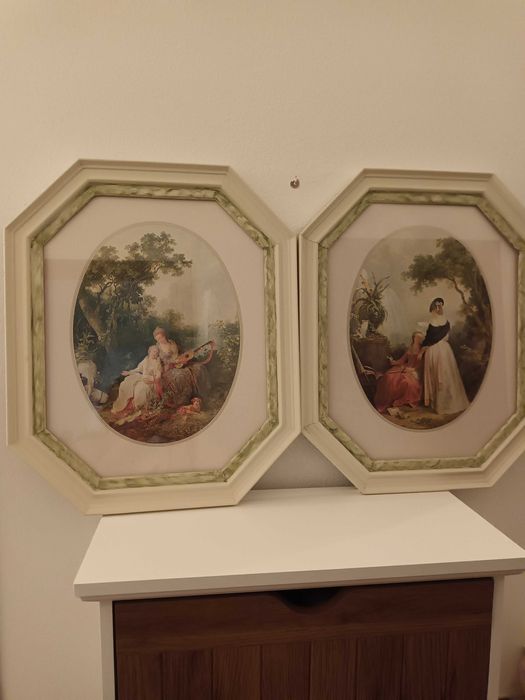 Dois quadros com moldura em madeira