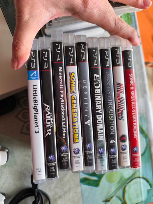 PS3 com comandos e jogos