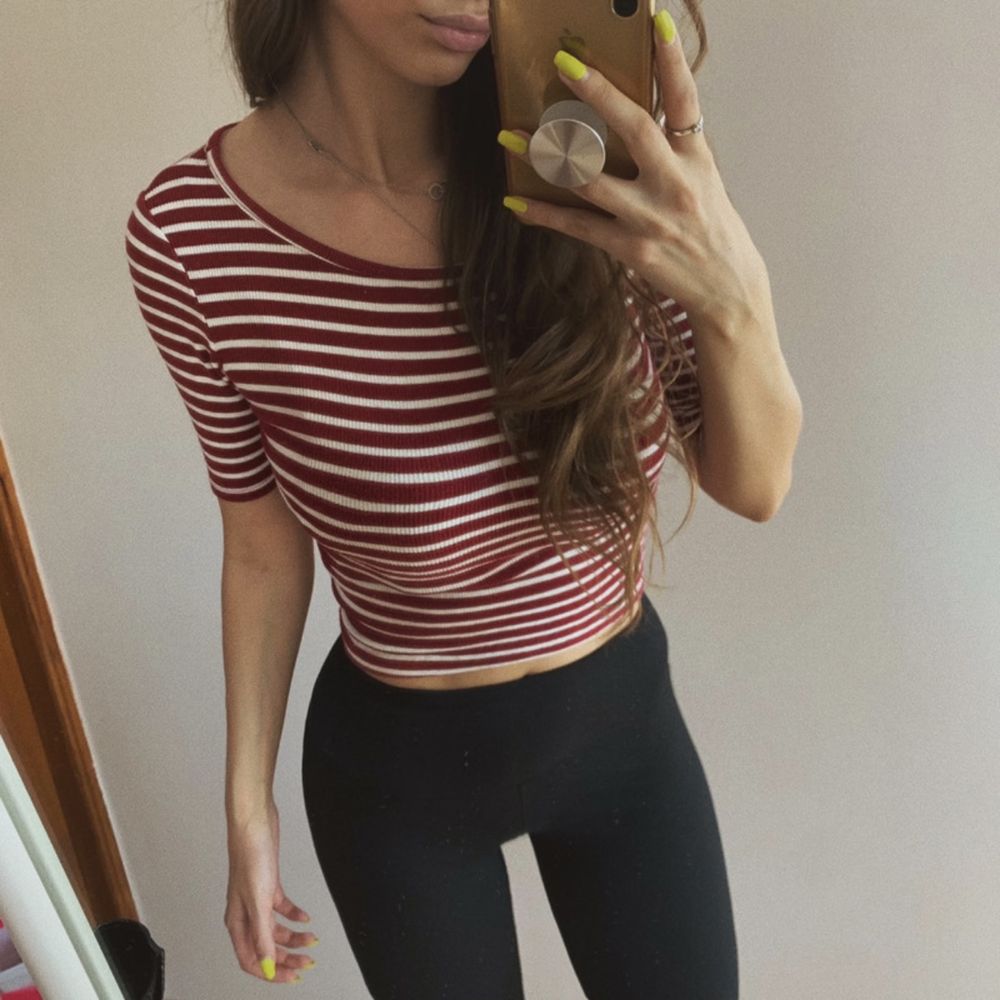 burgundowa bluzka biała w paski crop top czerwony prążki obcisły