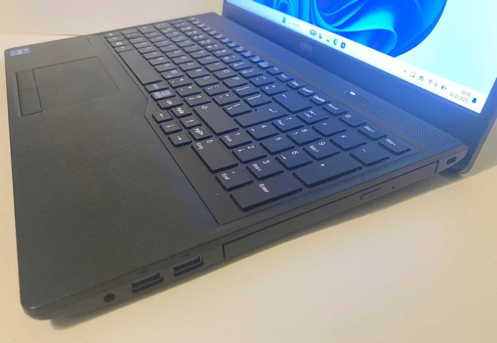 Fujitsu LIfebook A3511 i5-1135g7 8GB 256GB Win 11 Gwarancja