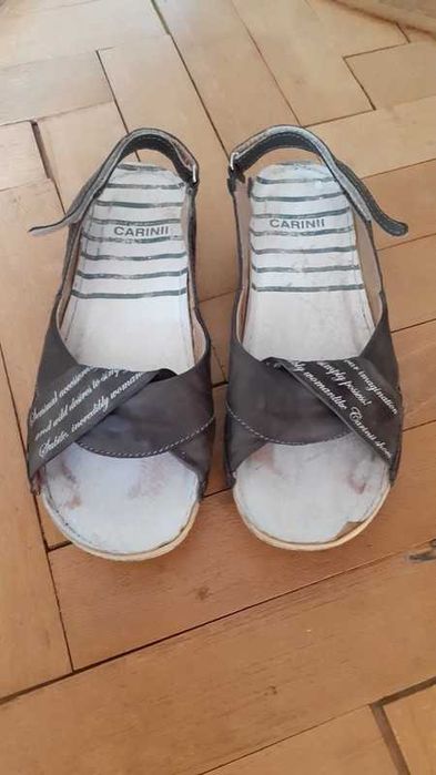 Szare sandałki Carinii