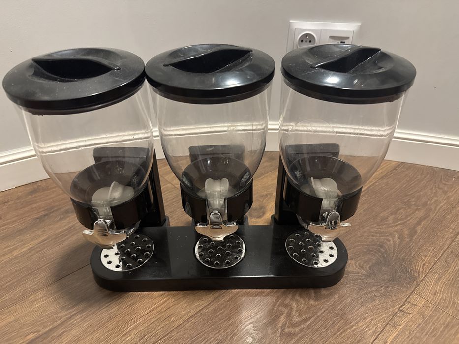 Dyspenser/ pojemniki na płatki.