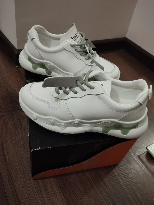 Продам новые кроссовки