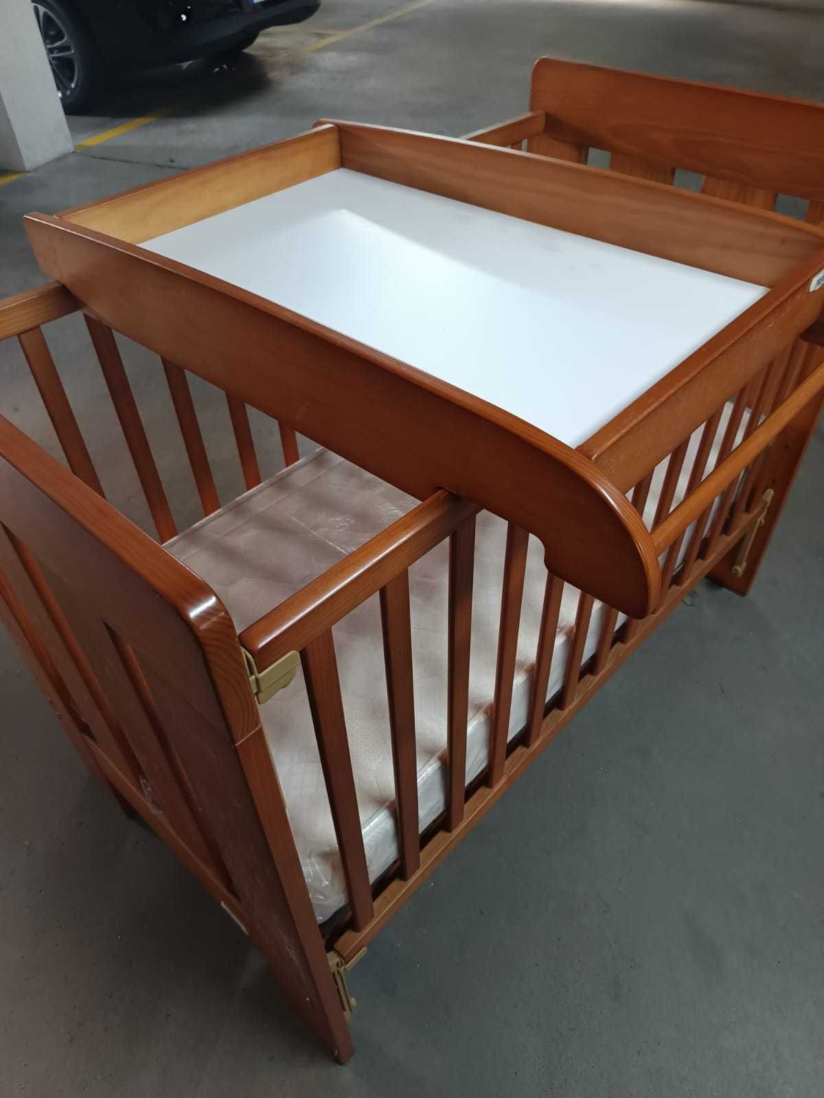 Cama + Muda fraldas + 2 colchões