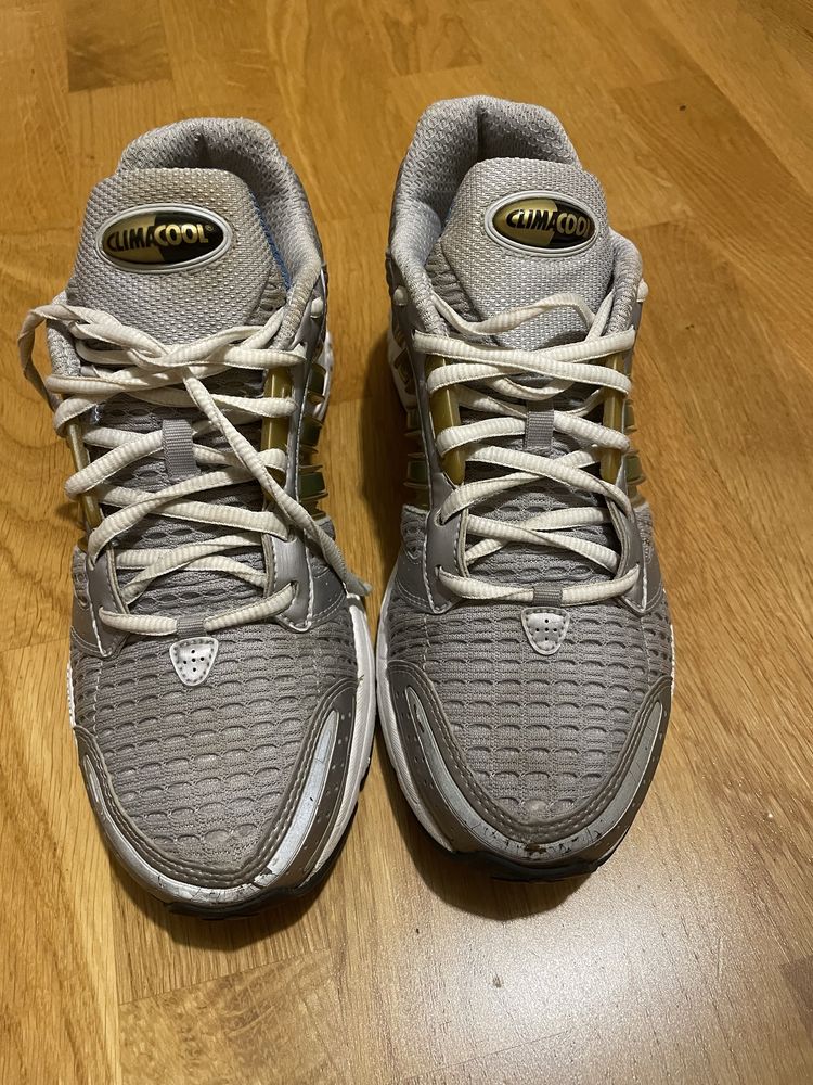 Кроссовки Adidas женские.
