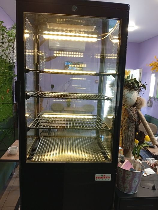 Продам меблі та обладнання для кав'ярні