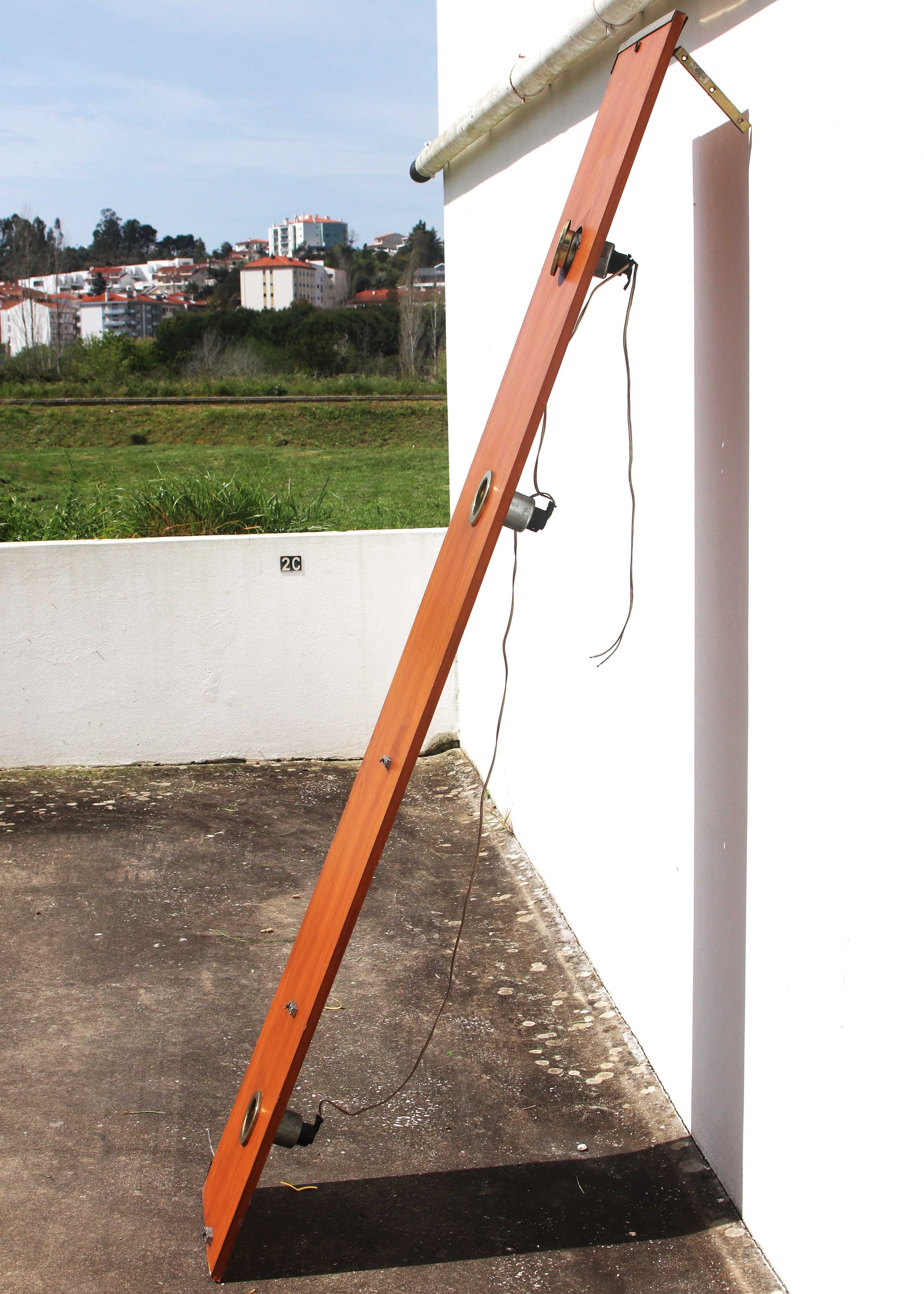 Prateleira de parede em madeira com 3 focos de luz