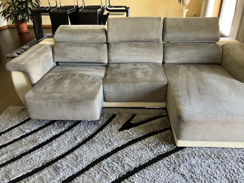 Sofá com chaise longue e assentos extensíveis