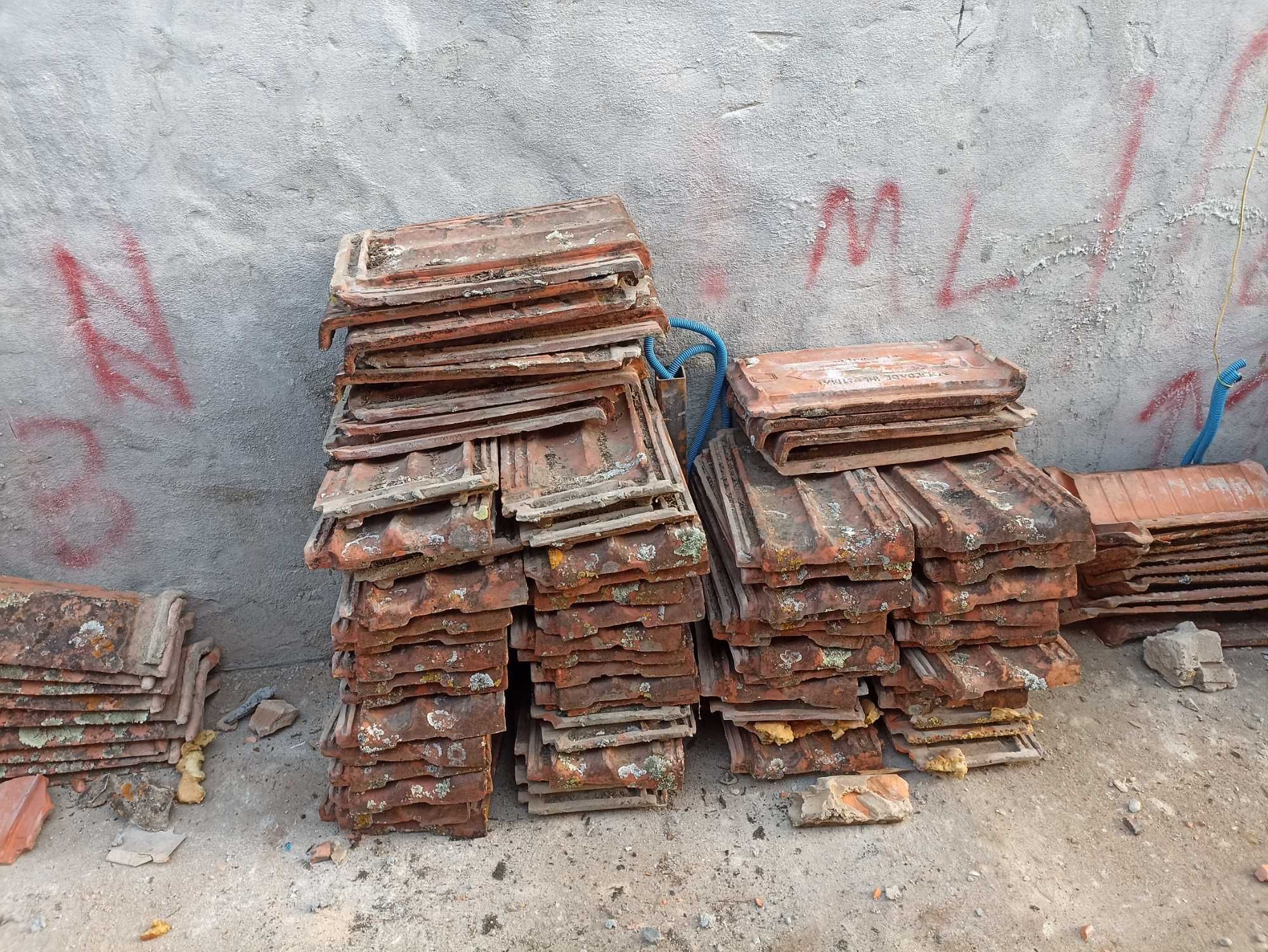Ofereço telha apenas precisa de uma lavagem.Ofereço a quem vier buscar