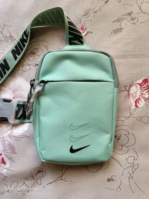 Продам сумочку Nike Swoosh