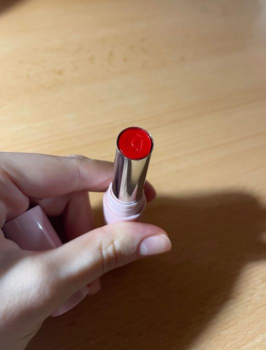 Зволожуюча напівпрозора помада для губ glossier ultralip (fete)