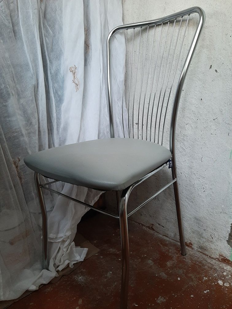 Обідній металевий стілець