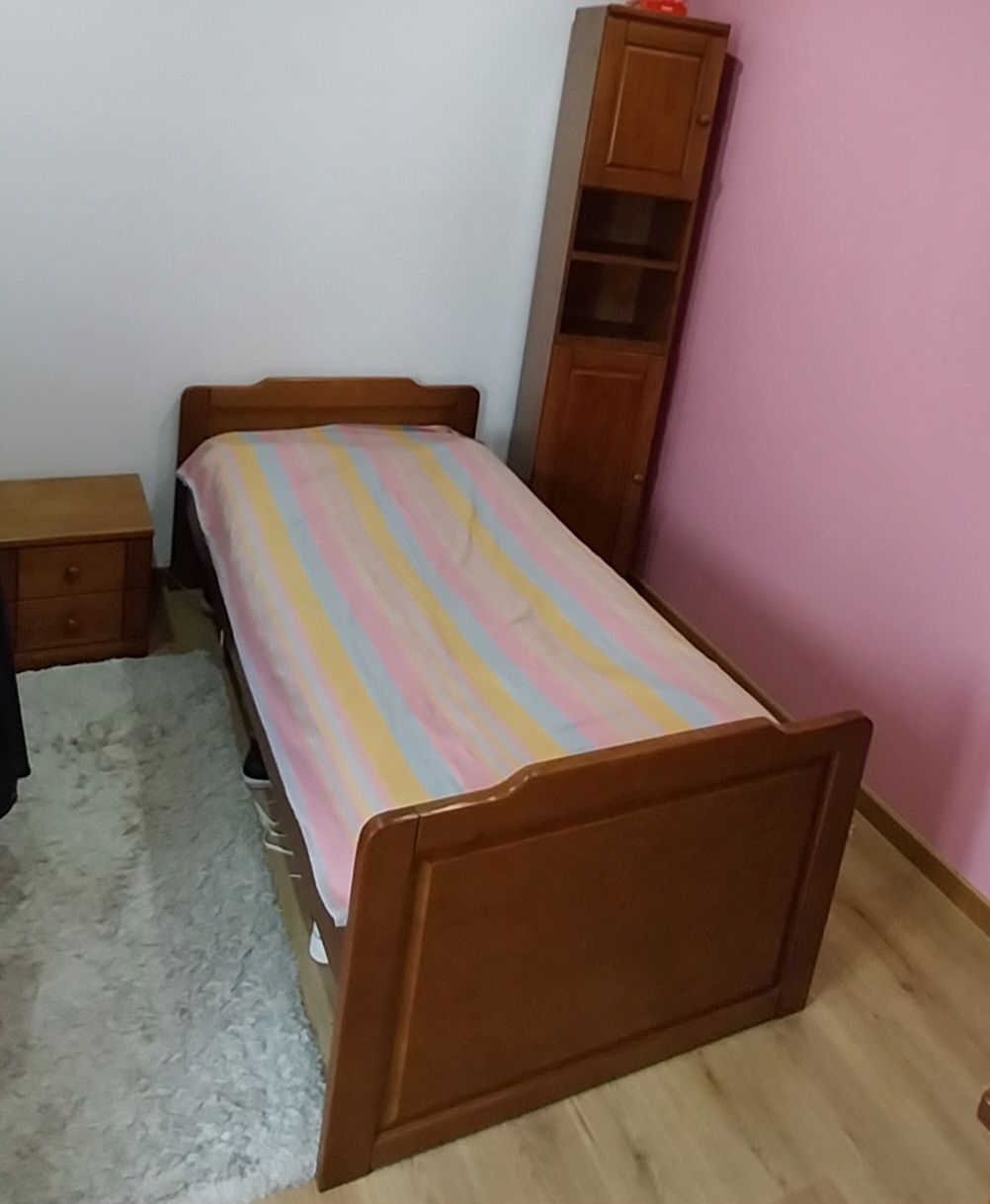 Mesa de cabeceira, cama e móvel de arrumação