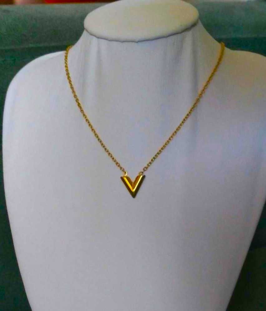 Colar Aço Dourado c/ V de Vitória NOVO - SALDO