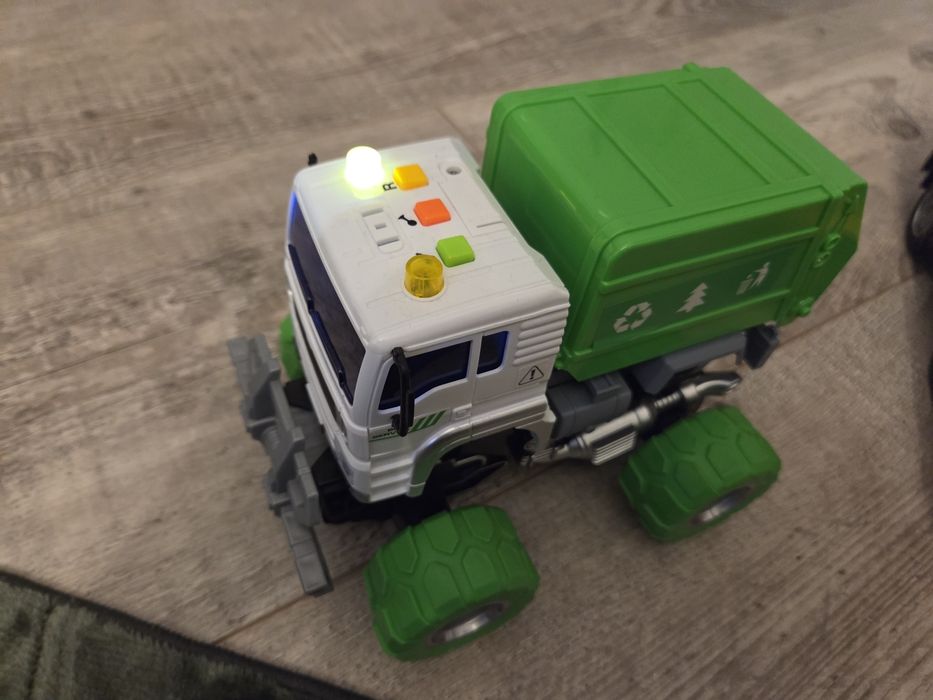 Samochod transporter i monster śmieciarka