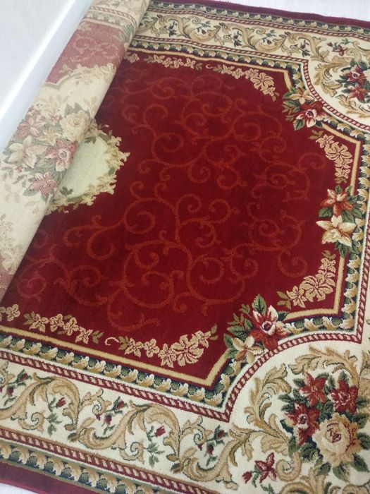 Килим красивий,з орнаментом.