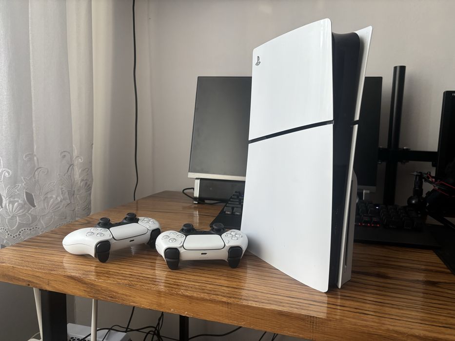 Konsola ps5 + 2 pady