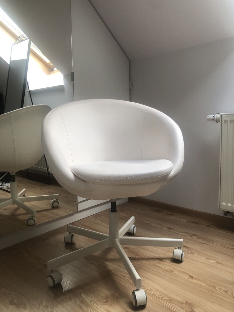 Krzesło obrotowe białe SKRUVSTA