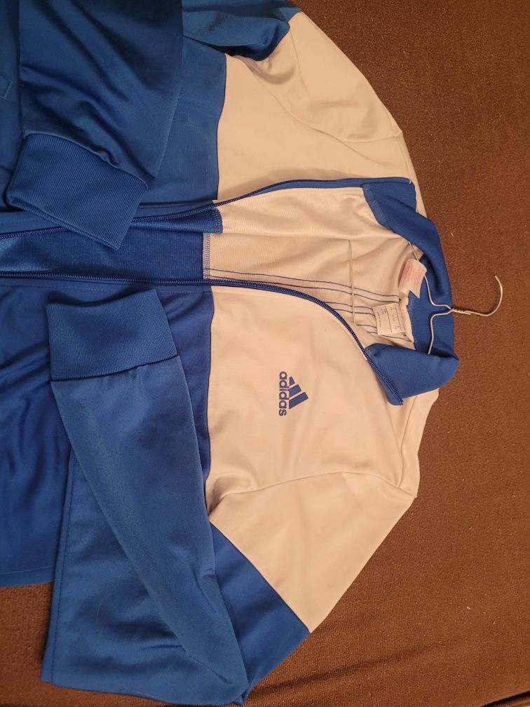 Bluza sportowa adidas na zamek.
Z metki- na wzrost 176cm, wiek 15-16la