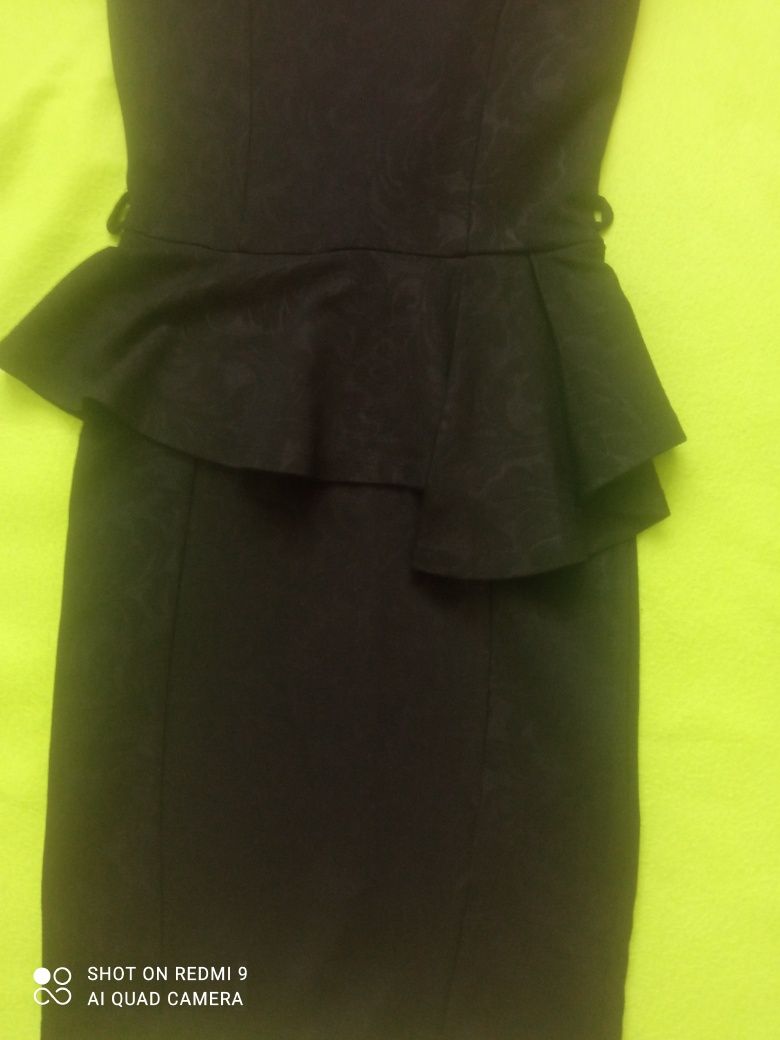 Sukienka czarna z baskinką w pasie rozmiar xs