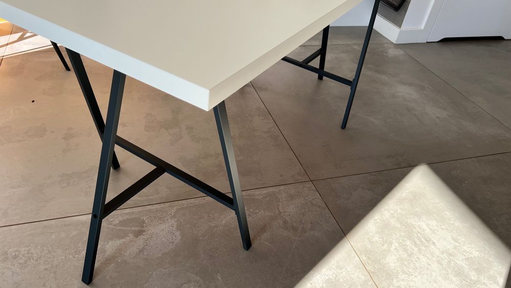 Stół IKEA – biały blat drewniany + metalowe nogi typu kozioł