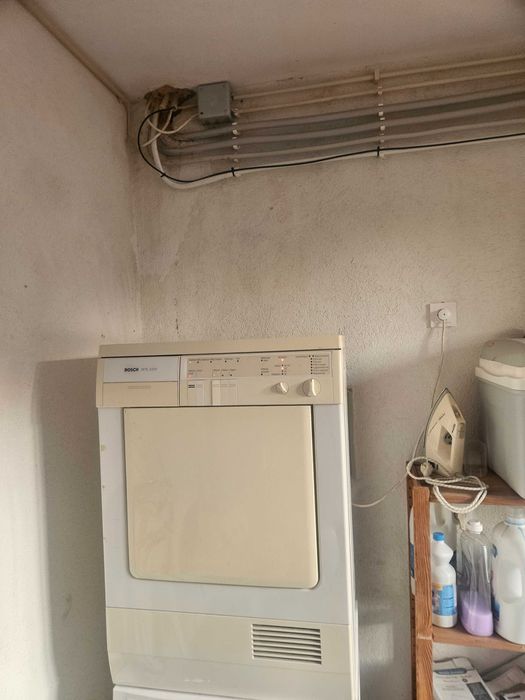 Maquina de secar roupa em estado de foncionamento