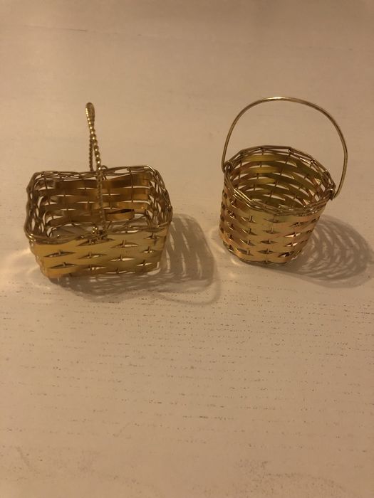 2 cestos metal dourados em ótimo estado. Preço da unidade.