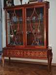 Witryna z litego drewna z intarsjami wym.: 125 cm/48 cm/150 cm