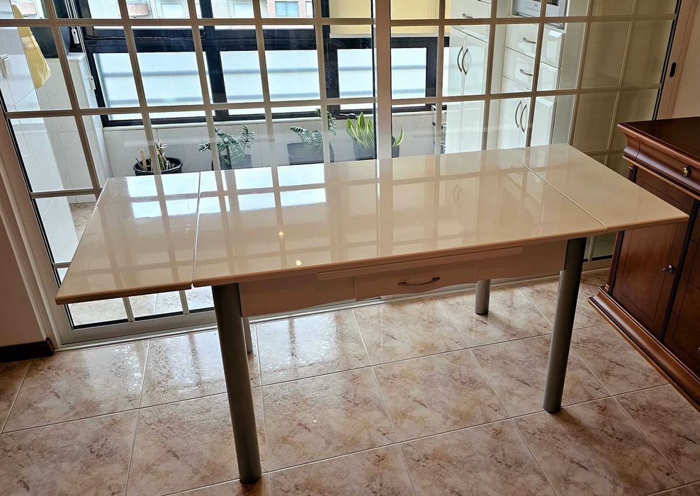 Venda Imperdível: Mesa Extensível Lacada Branca com Pernas Cinza!