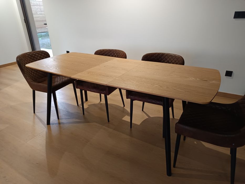 Mesa de jantar de madeira extensível