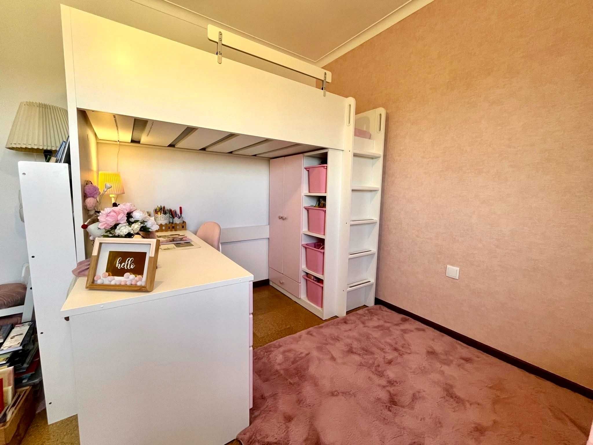 Quarto/ Estúdio c/ Cama Alta, Secretária e Roupeiro SMASTAD, como Nova