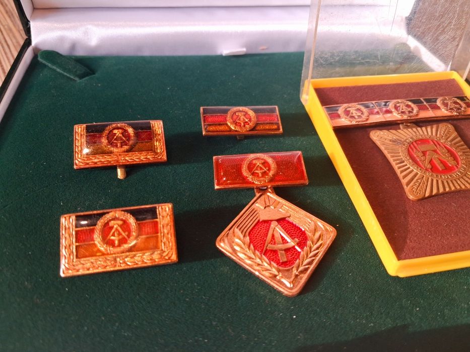 Medale i odznaczenia DDR 5 szt. + legitymacje okres PRL vintage