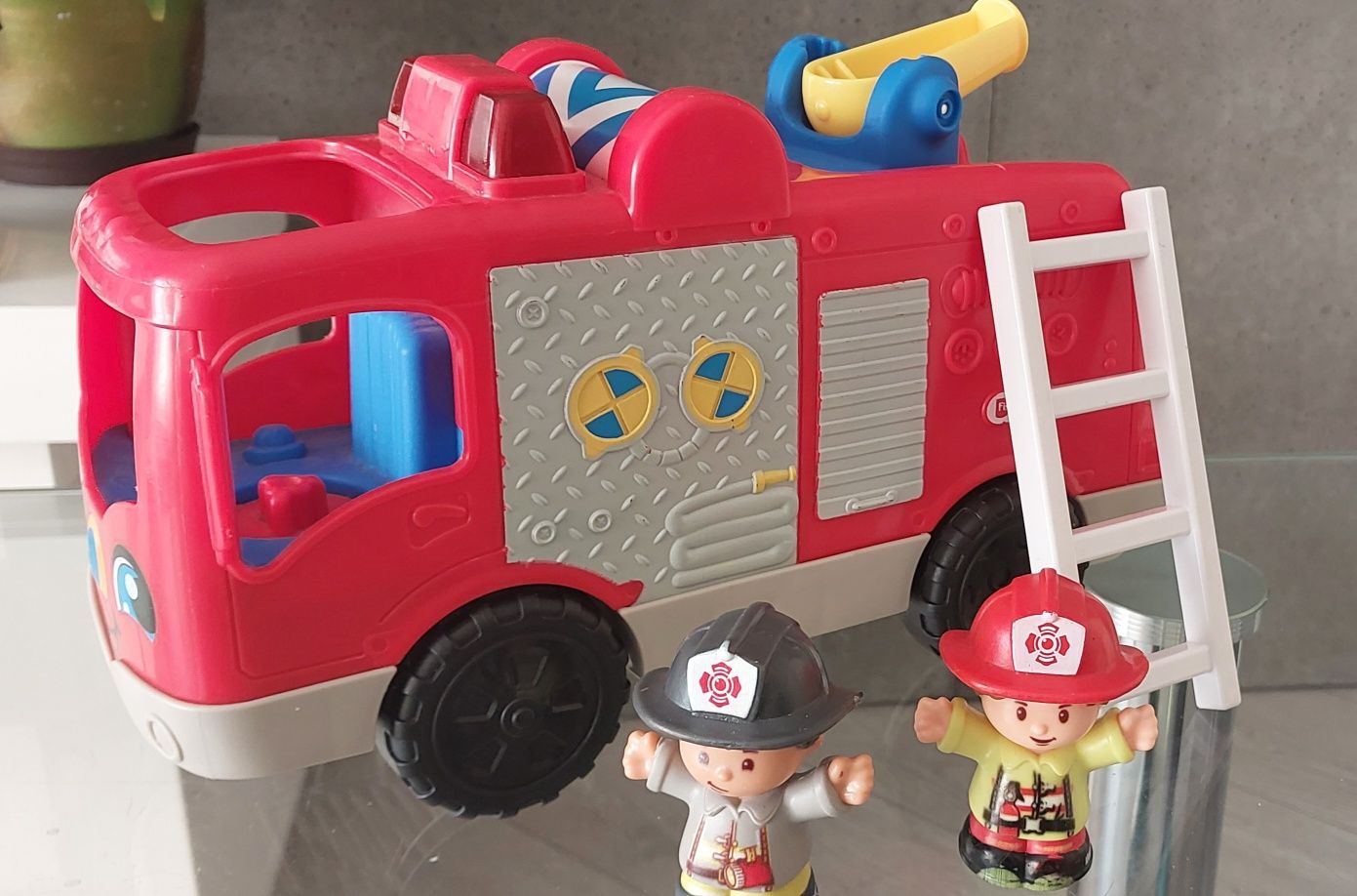 FISHER PRICE LITTLE PEOPLE wóz strazacki strażacki
