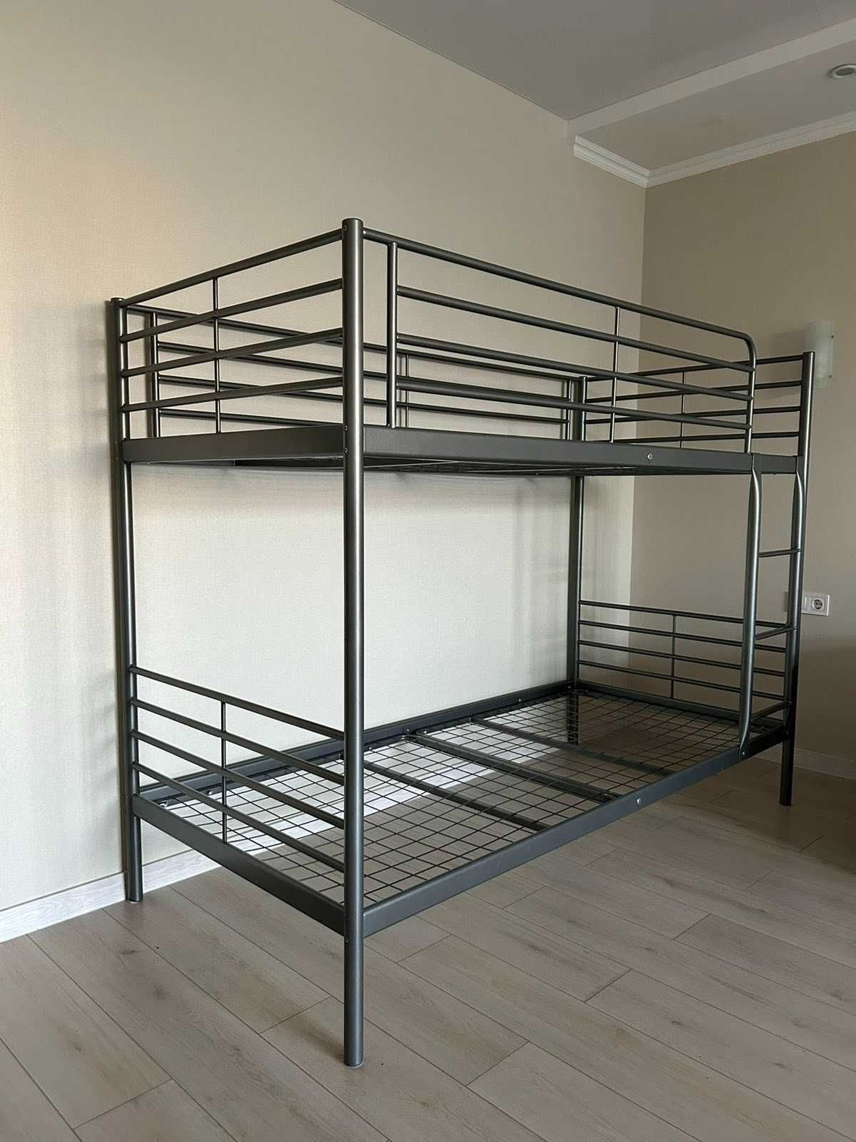 Двоярусне ліжко металеве IKEA SVÄRTA