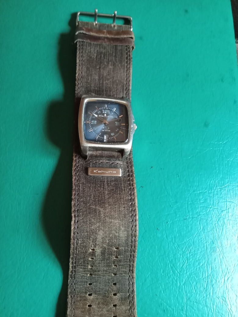 Stary zegarek z paskiem sprawny
