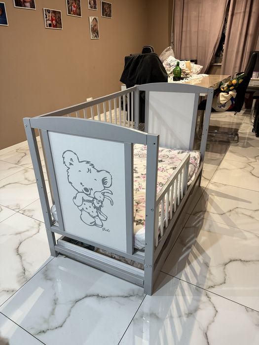 Łóżeczko dziecięce tapczanik Bajka kaszmir z szufladą oraz barierką