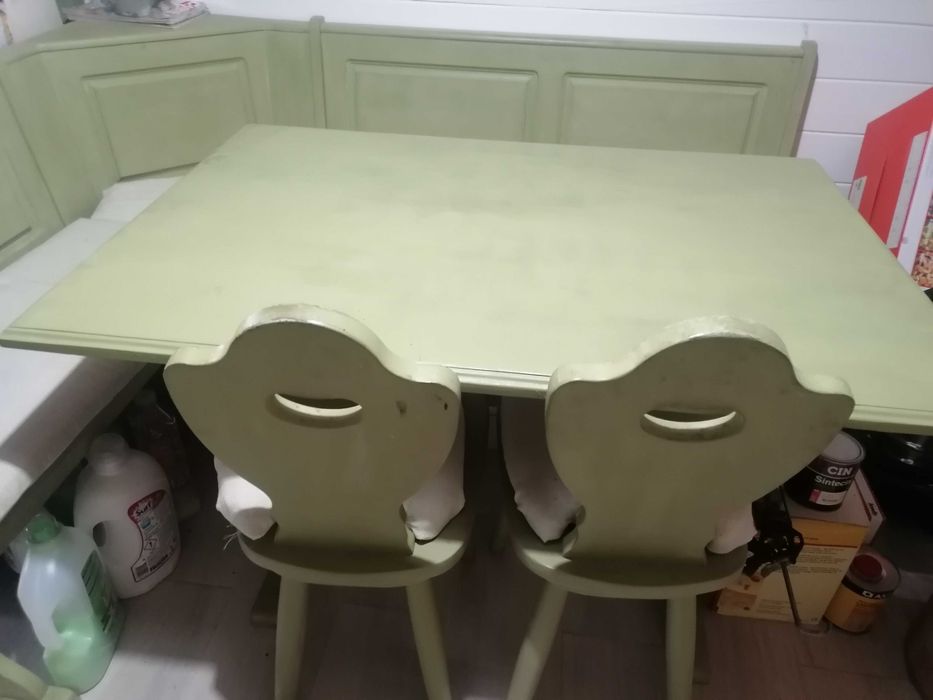 Mesa de canto em madeira macissa, com bancos e 2cadeiras