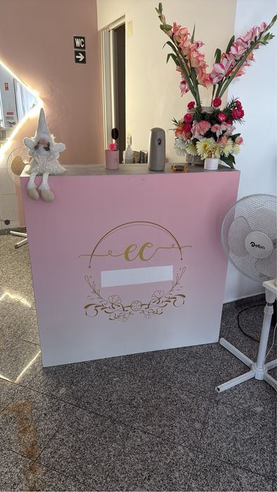 Balcão de loja com compartimento atras