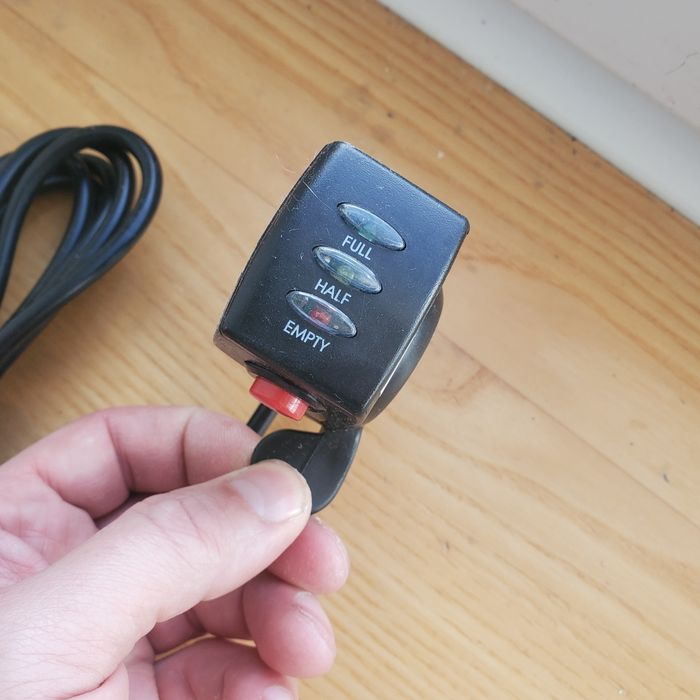 Важільна ручка газу з индикатором заряда  і кнопка пуска