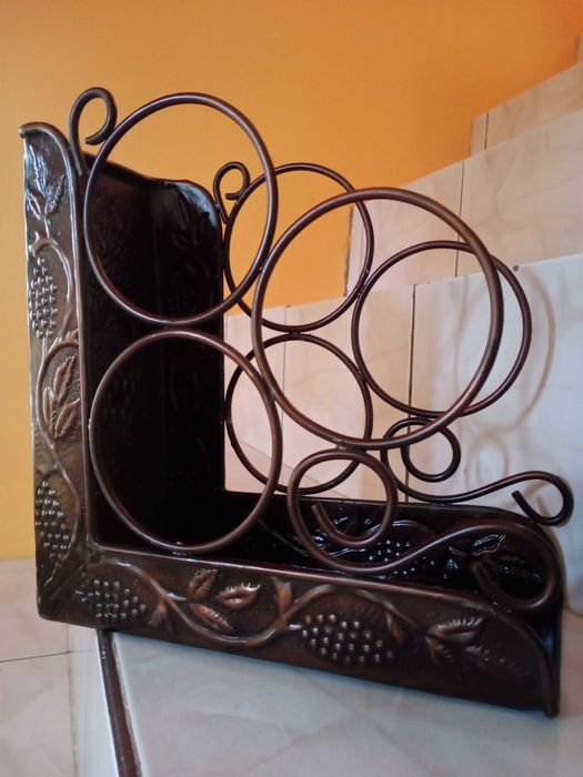 stylowy stojak na wino