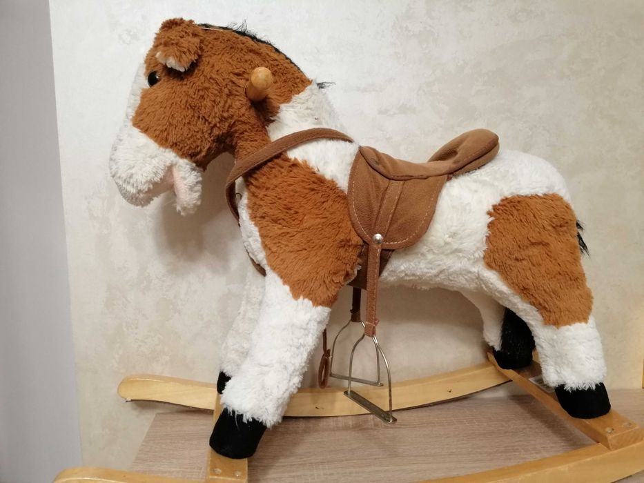 Koń na biegunach – stabilny, miękki, z ochroną podłogi