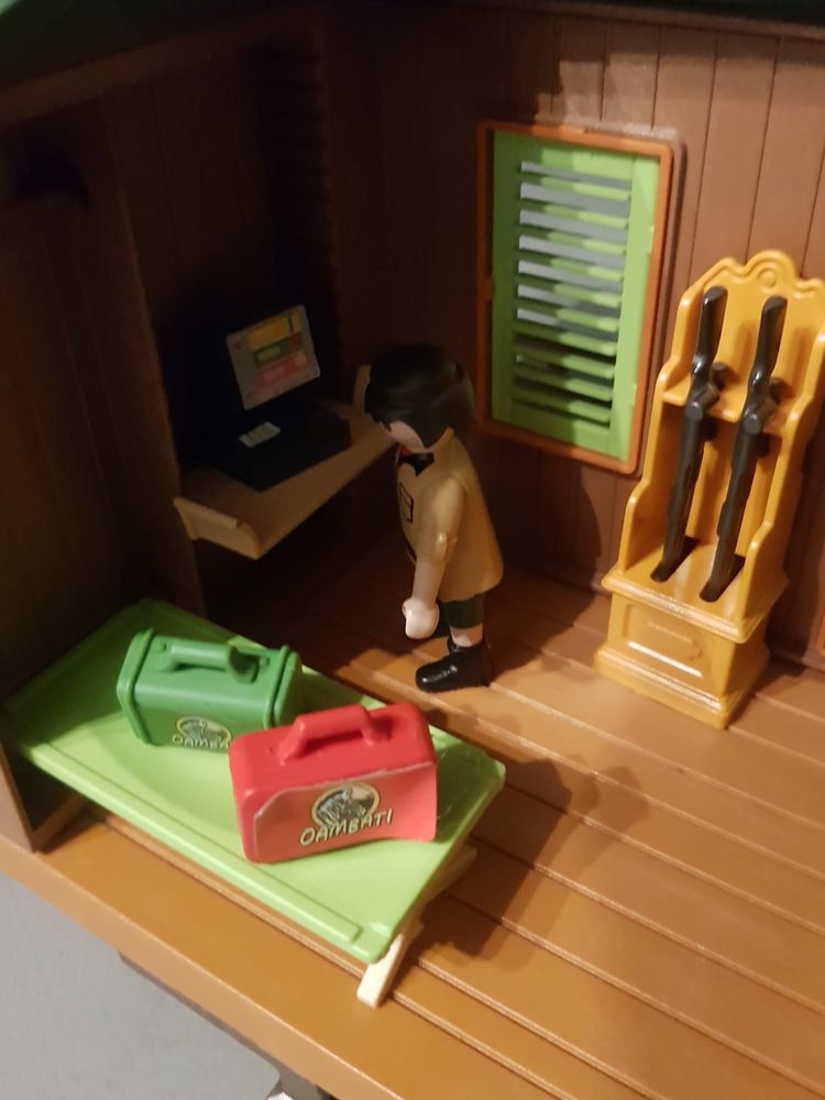 Playmobile domek safari z wyposażeniem akcesoriami