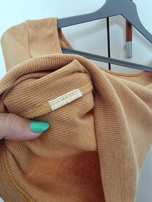 Camisola curta amarela, decote nas costas Stradivarius S - nunca usada