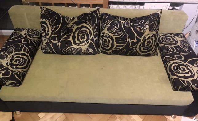 Rozkladana zielona sofa