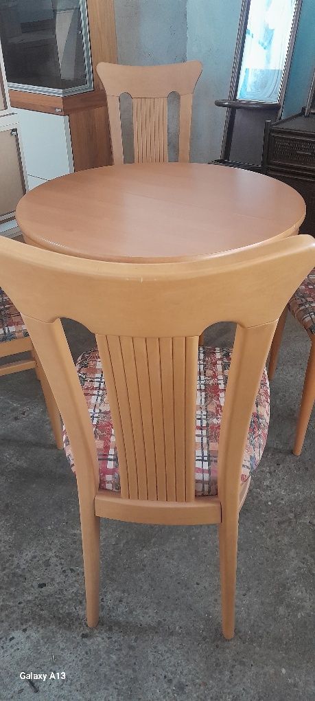 Stół s krzesłami