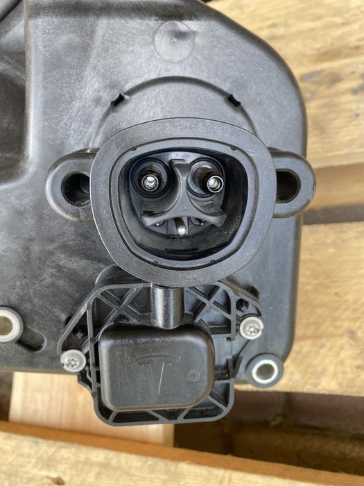 Порт зарядки Tesla Model Y 3