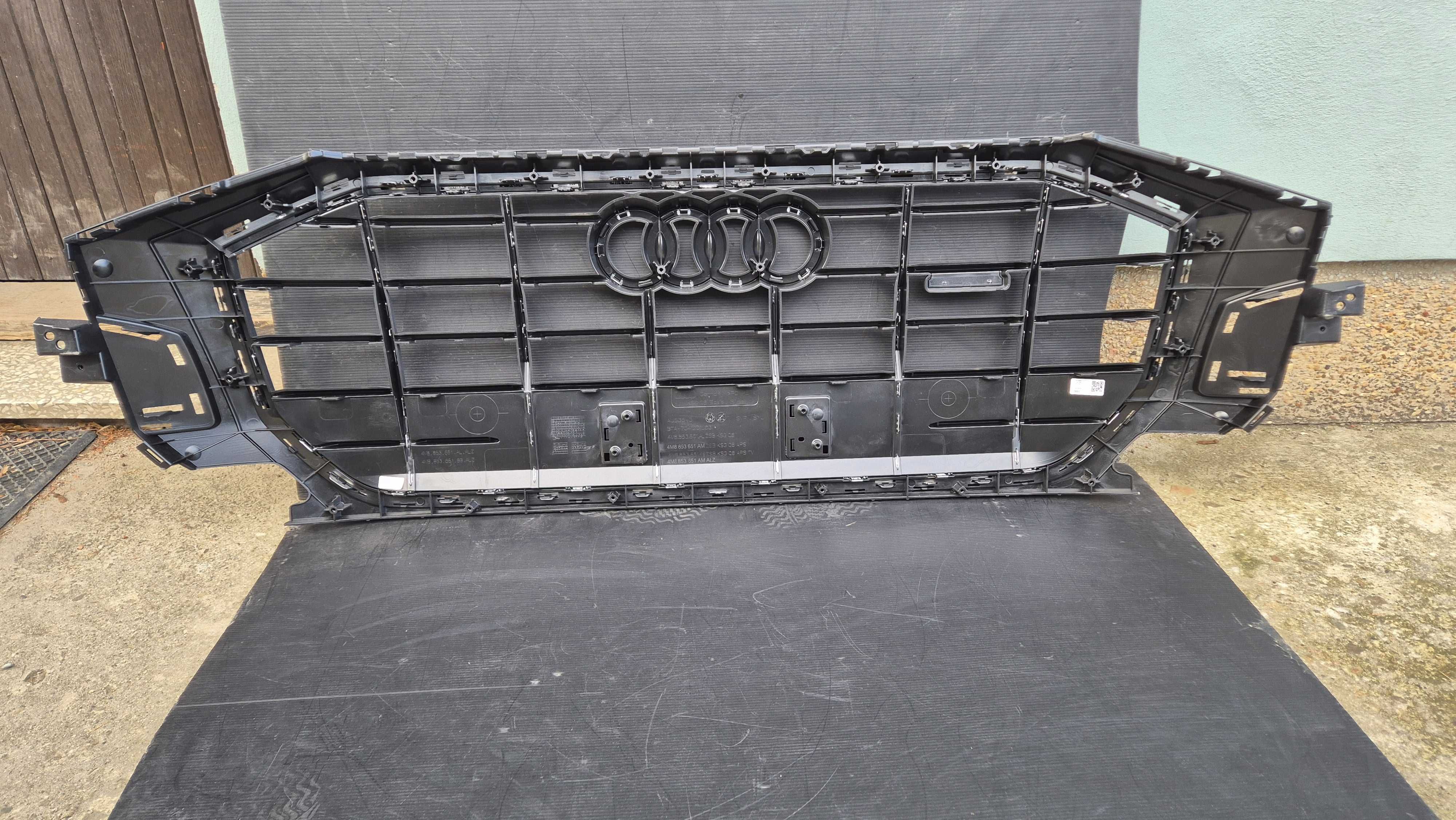 Atrapa chłodnicy GRILL Audi Q8 4M8 2018- Cheom OE ORYGINAŁ NOWA !!