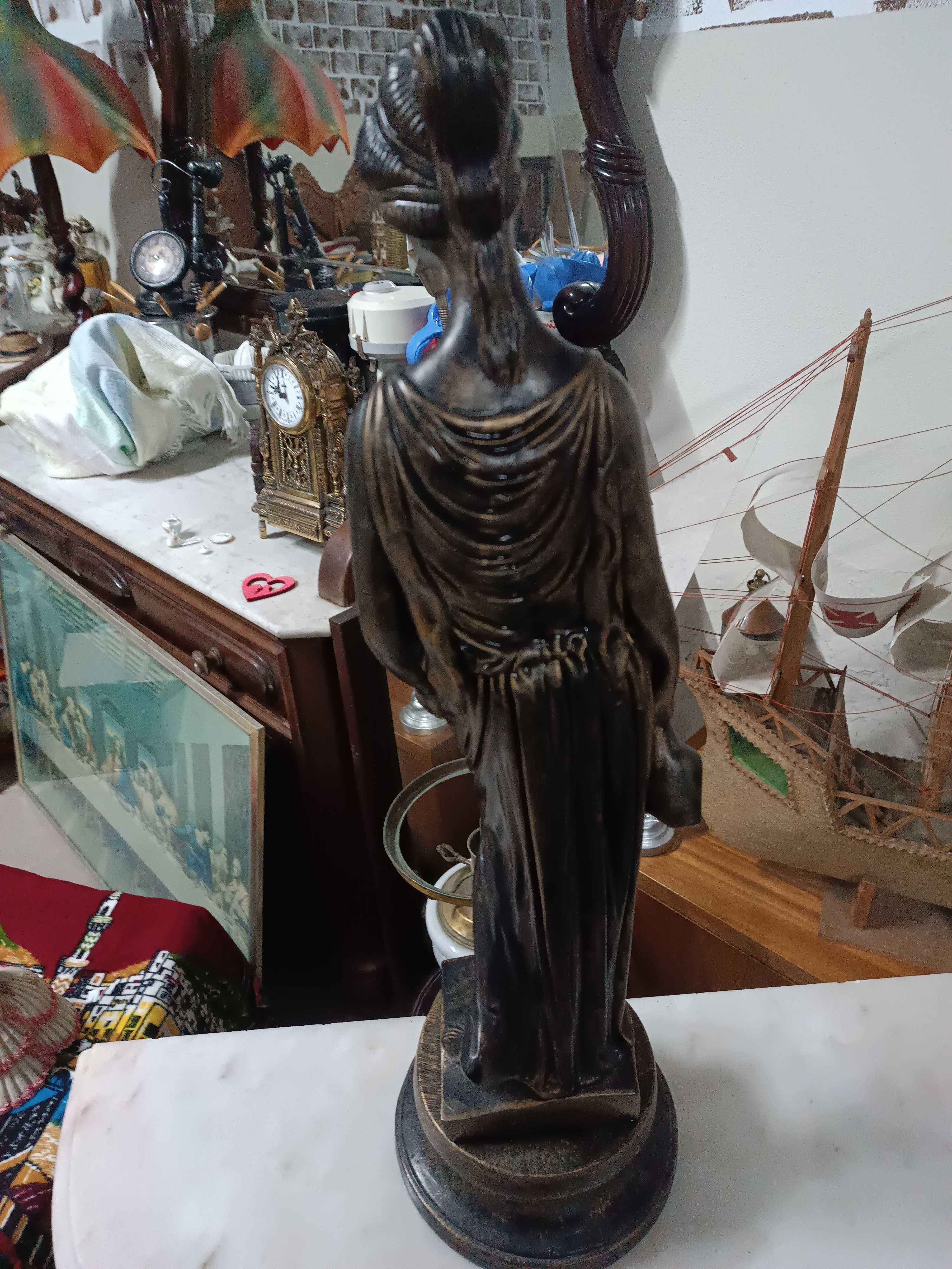 Estátua em louça com 64 centímetros