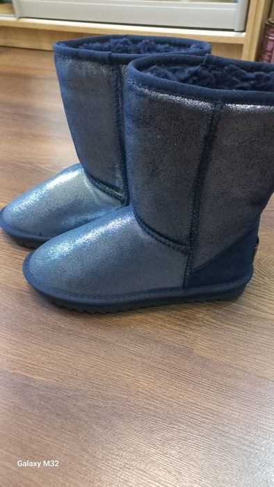 Продам уггі нові