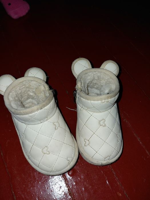 Зимове взуття молочного кольору